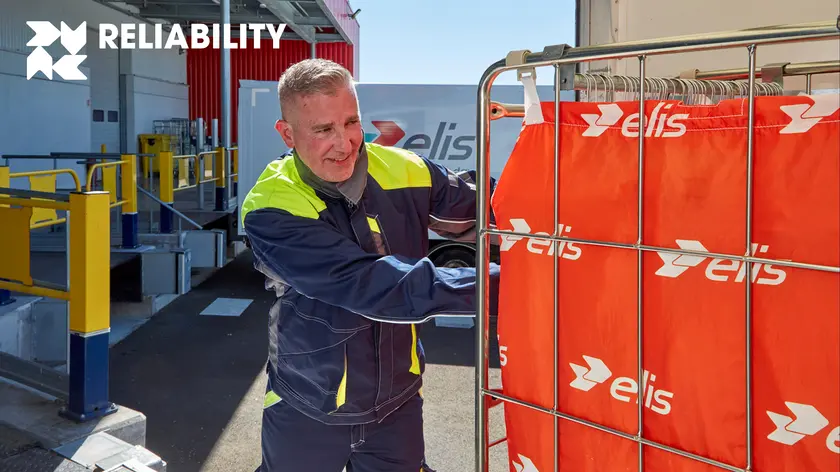 driver pushing Elis trolley