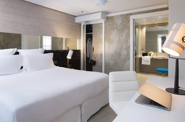 Luxury Bed Linen in Hotel bedroom