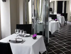 White napkin and table cloth in restaurant