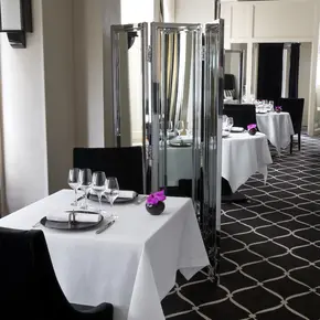 White napkin and table cloth in restaurant